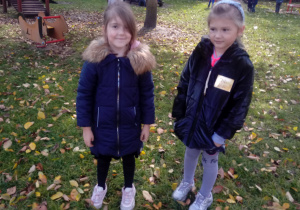 Dziewczynki spacerują w ogrodzie przedszkolnym